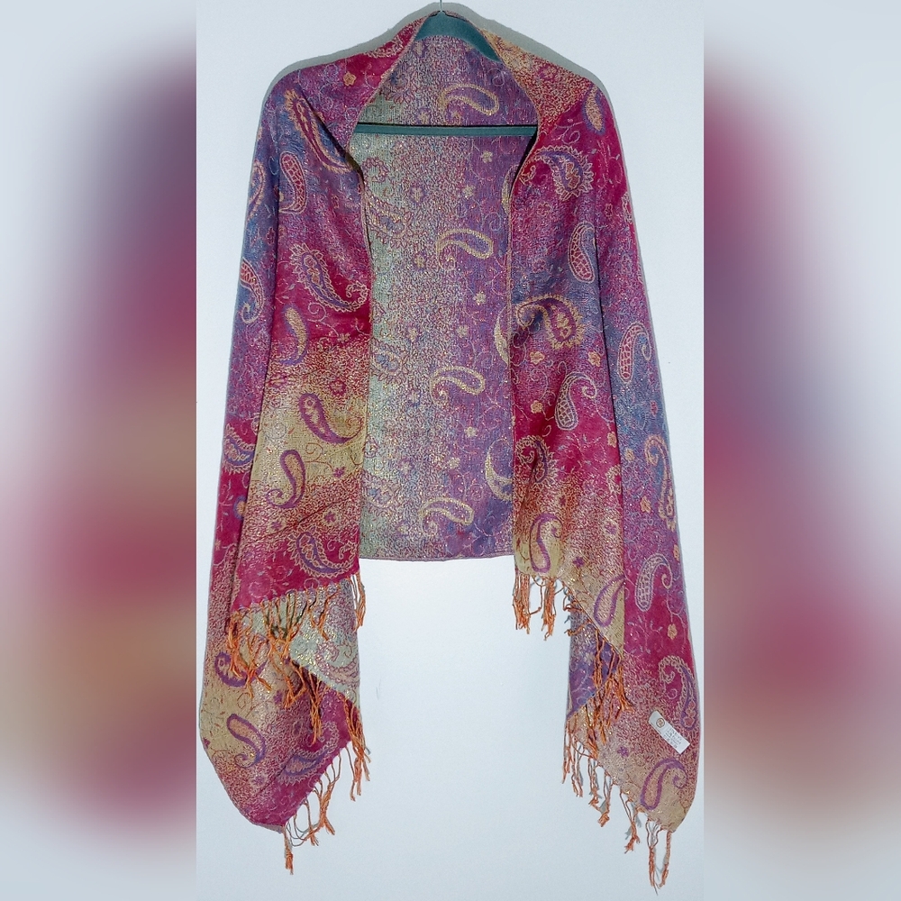 LIGHTWEIGHT WOMEN'S SCARF WITH RAINBOW WATERCOLOR AND PAISLEY PATTERN